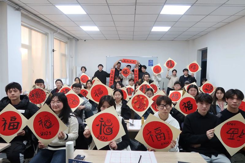 “笔墨传情，共迎新春”——韩国...
